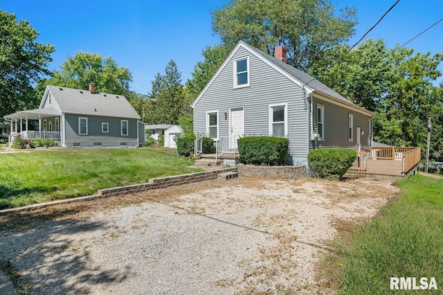 view of front of property featuring a front yard