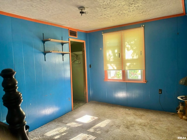 empty room featuring carpet and a textured ceiling