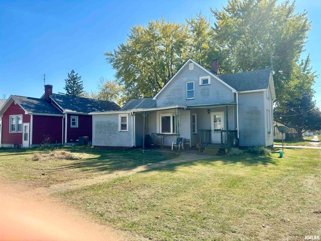 view of front of property featuring a front yard and covered porch