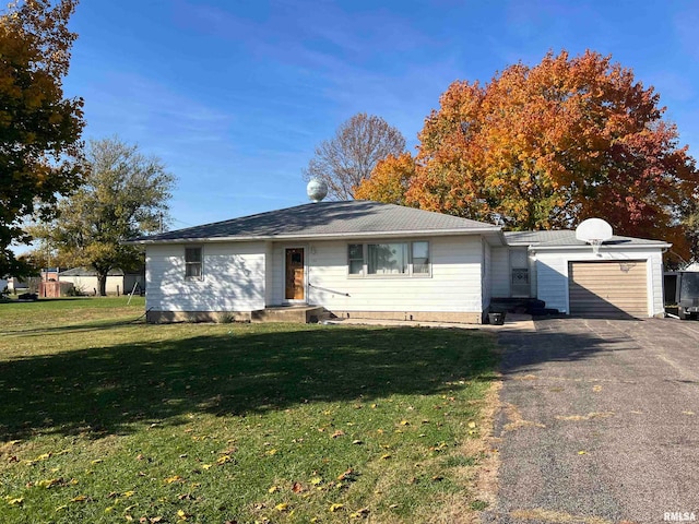 single story home featuring a front lawn