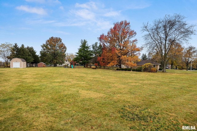 view of yard with an outdoor structure