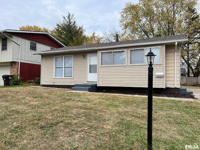 view of front of property featuring a front yard