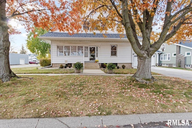 view of front of property featuring a front lawn