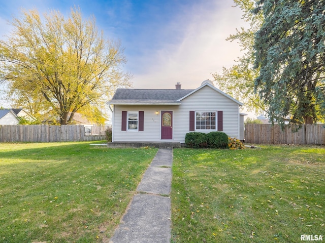 view of front of property with a lawn