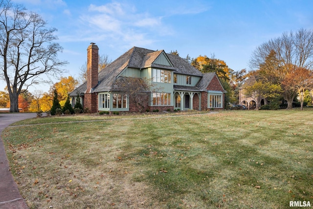 view of front facade with a front yard