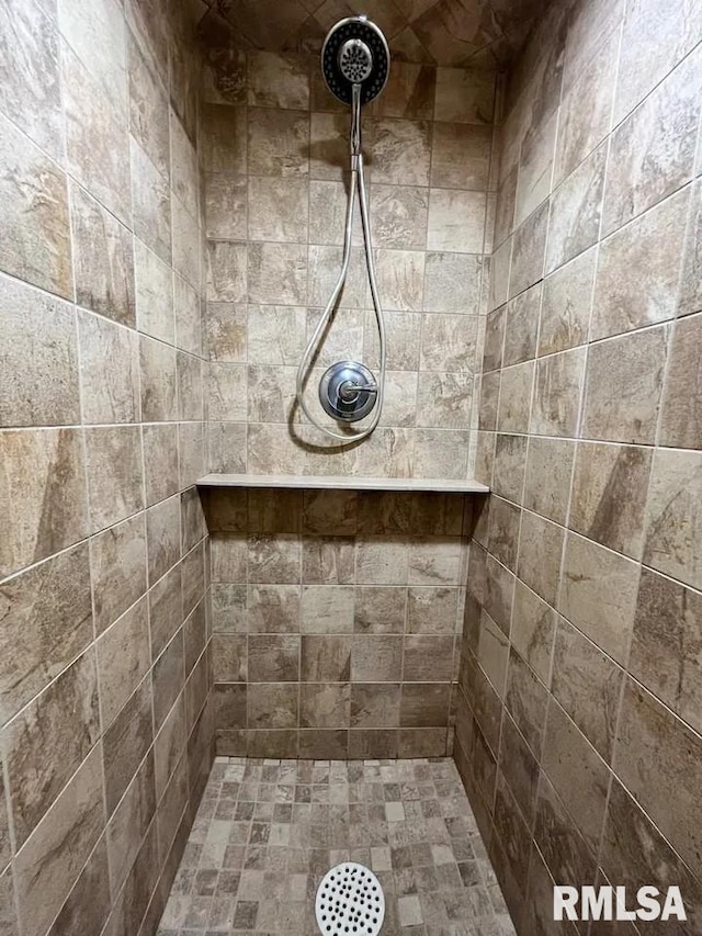 bathroom featuring tiled shower