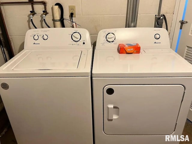 laundry room with washing machine and clothes dryer