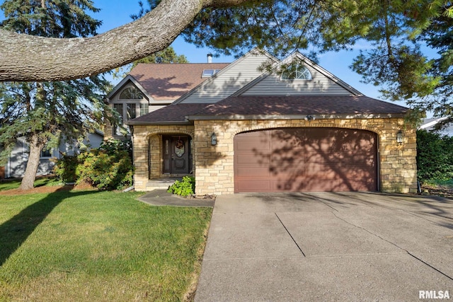 view of front facade featuring a front yard and a garage