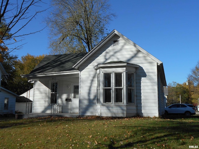 view of front facade featuring a front yard