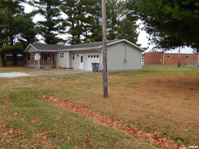 view of front of home featuring a garage, a front lawn, and a porch