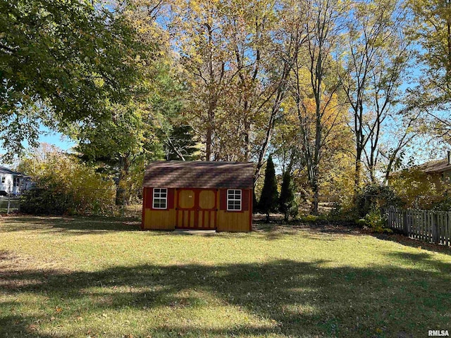 view of yard with a shed