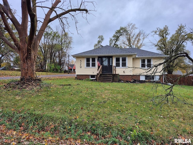 view of front of property featuring a front yard