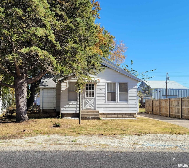 bungalow with entry steps and fence