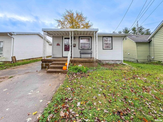 view of front of property with a front yard