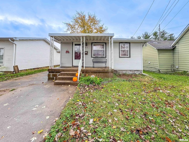 view of front of property featuring a porch and a front yard