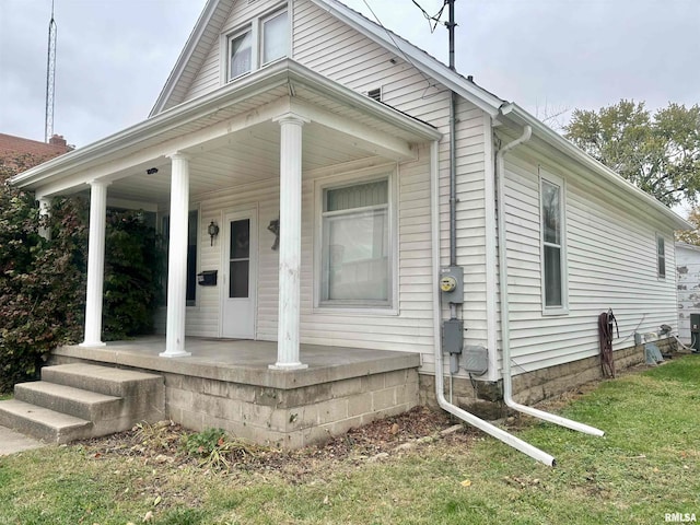 view of front of house featuring covered porch and a front yard