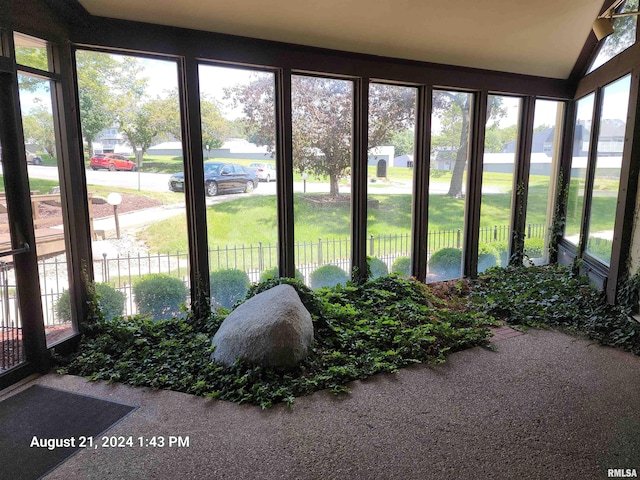 sunroom with vaulted ceiling