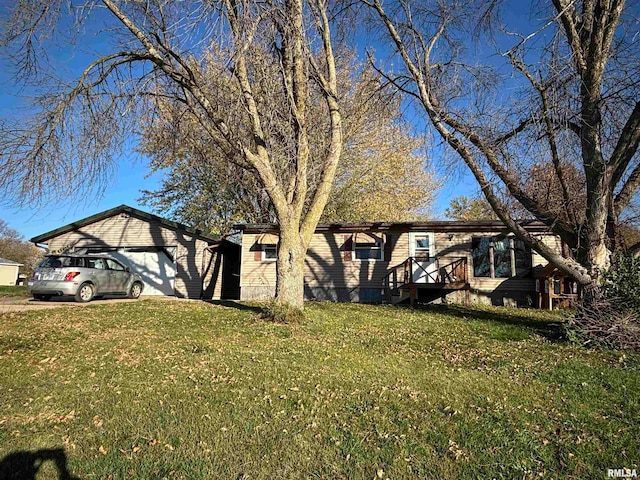 view of front facade featuring a garage and a front yard