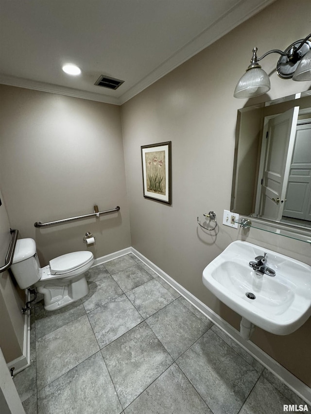 2001 Wigwam Hollow Rd, Macomb, IL 61455 - half bath with ornamental molding and recessed lighting
