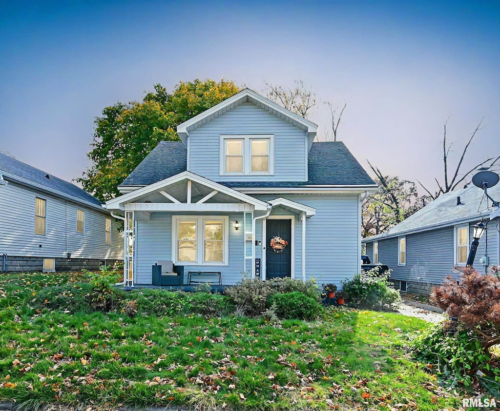 view of front of property featuring a front lawn