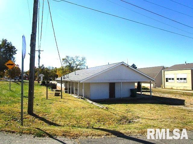 410 W Illinois St, Spring Bay, IL 61611 - view of side of property with a lawn and a carport