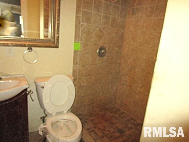 410 W Illinois St, Spring Bay, IL 61611 - full bath with toilet, a tile shower, and vanity