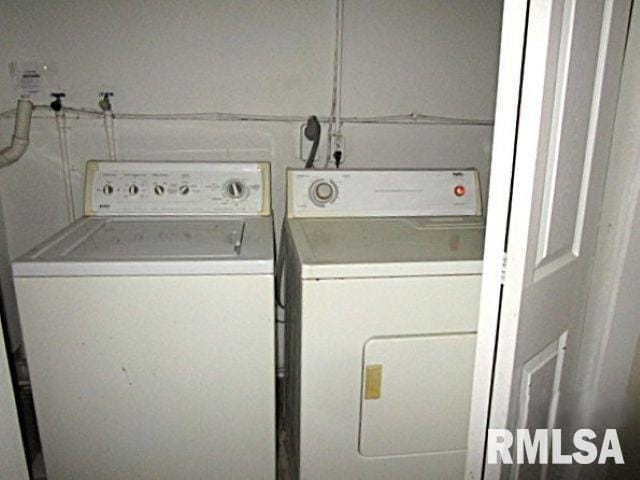 410 W Illinois St, Spring Bay, IL 61611 - laundry area with washing machine and clothes dryer