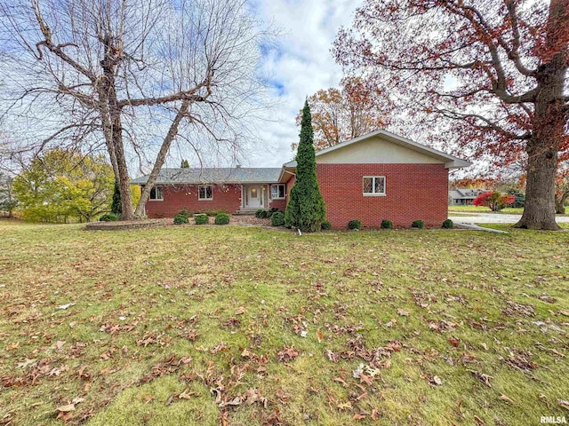 view of front of home featuring a front lawn