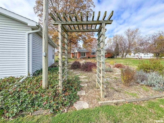 view of yard featuring a pergola