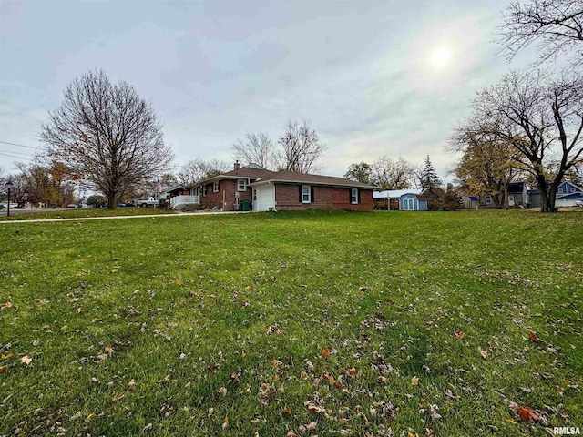 view of yard with a storage shed