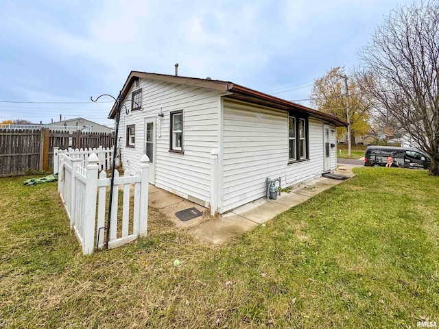 view of side of property featuring a lawn