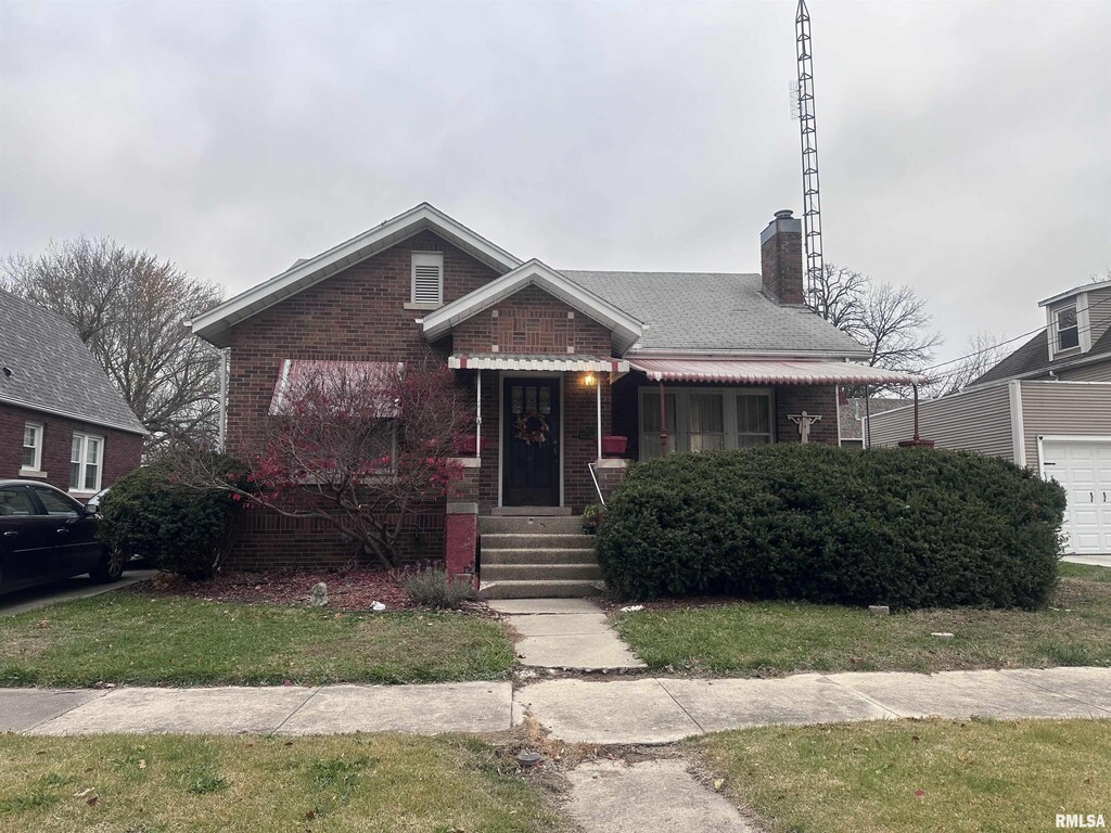 bungalow-style house featuring a front yard