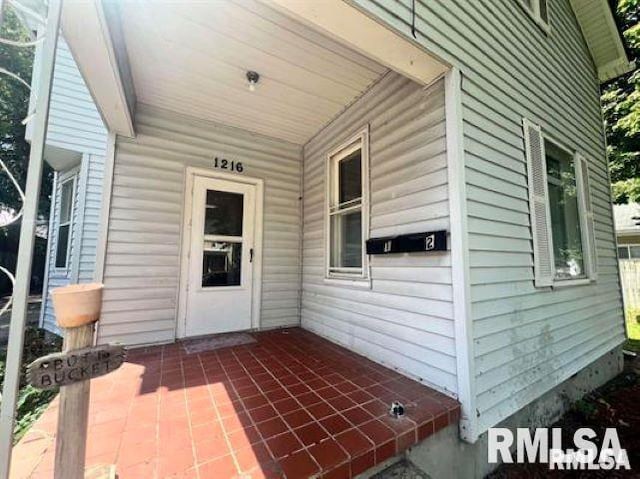 entrance to property featuring covered porch