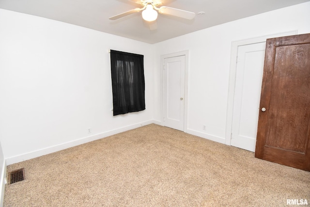 unfurnished room featuring ceiling fan and carpet