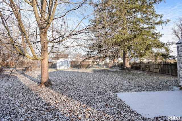 view of yard featuring a shed