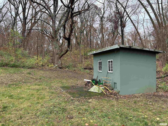 view of yard featuring a storage unit