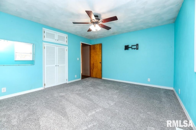 unfurnished bedroom with ceiling fan, carpet flooring, and a closet