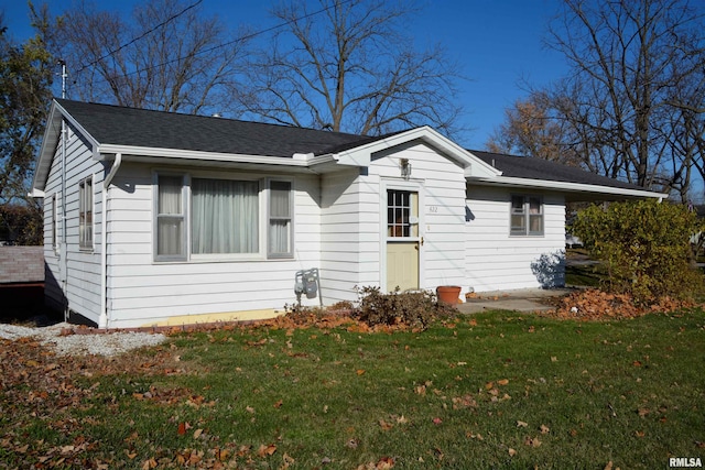 view of front facade featuring a front yard