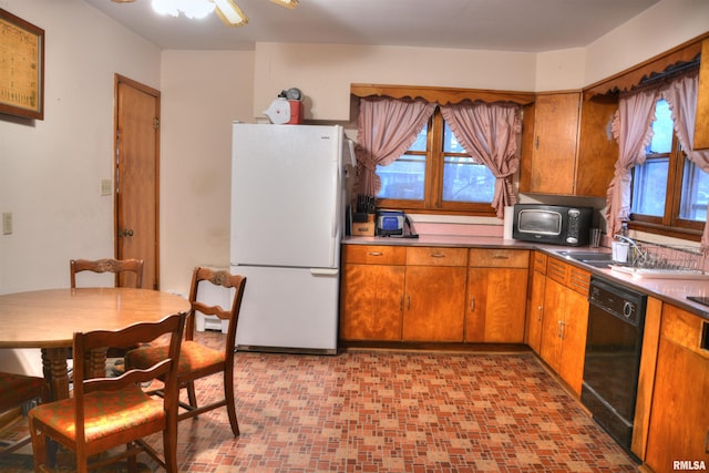 kitchen with ceiling fan and black appliances