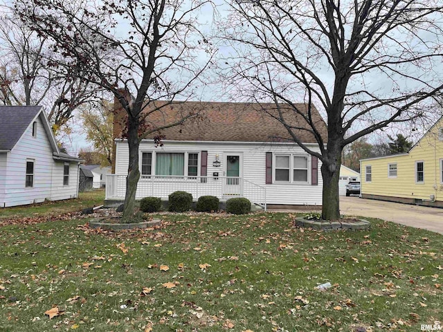 view of front of property featuring a front lawn