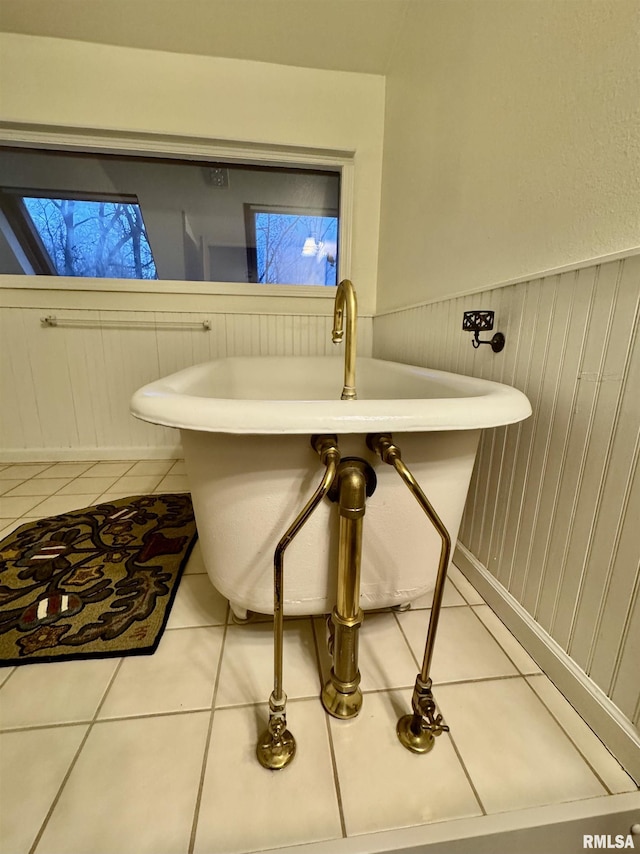 10110 E 850th St, Colchester, IL 62326 - detailed view of a wainscoted wall