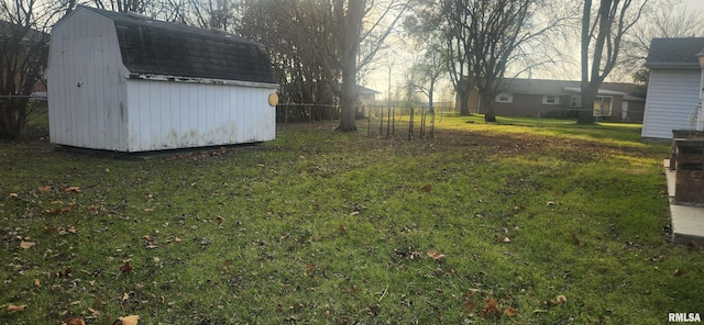 view of yard featuring a shed