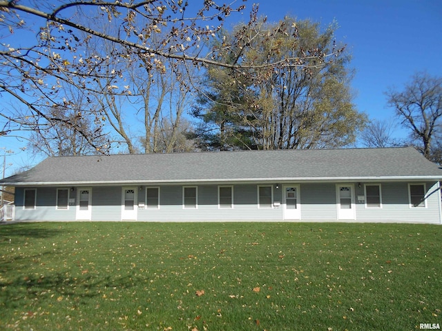 ranch-style house featuring a front yard