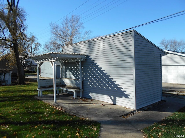 537 N Washington St, Bushnell, IL 61422 - view of side of home featuring a pergola and a yard
