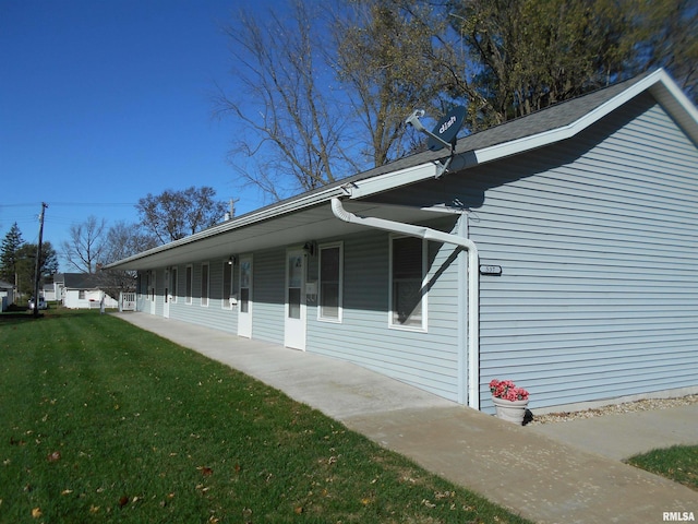 537 N Washington St, Bushnell, IL 61422 - view of side of property featuring a lawn and a porch