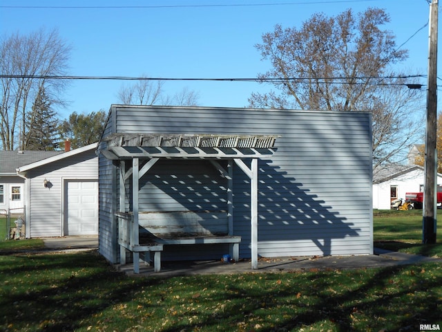 537 N Washington St, Bushnell, IL 61422 - view of side of home featuring a pergola