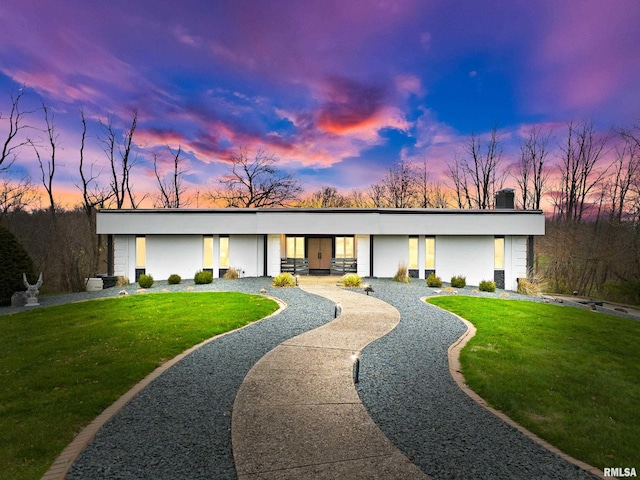 mid-century home featuring a front yard