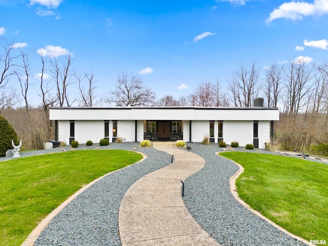 view of front facade with a front lawn