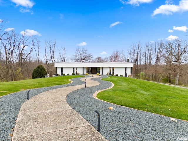 view of front of house featuring driveway and a front lawn