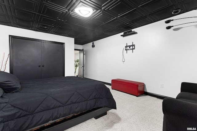 bedroom with carpet floors, an ornate ceiling, baseboards, and a closet